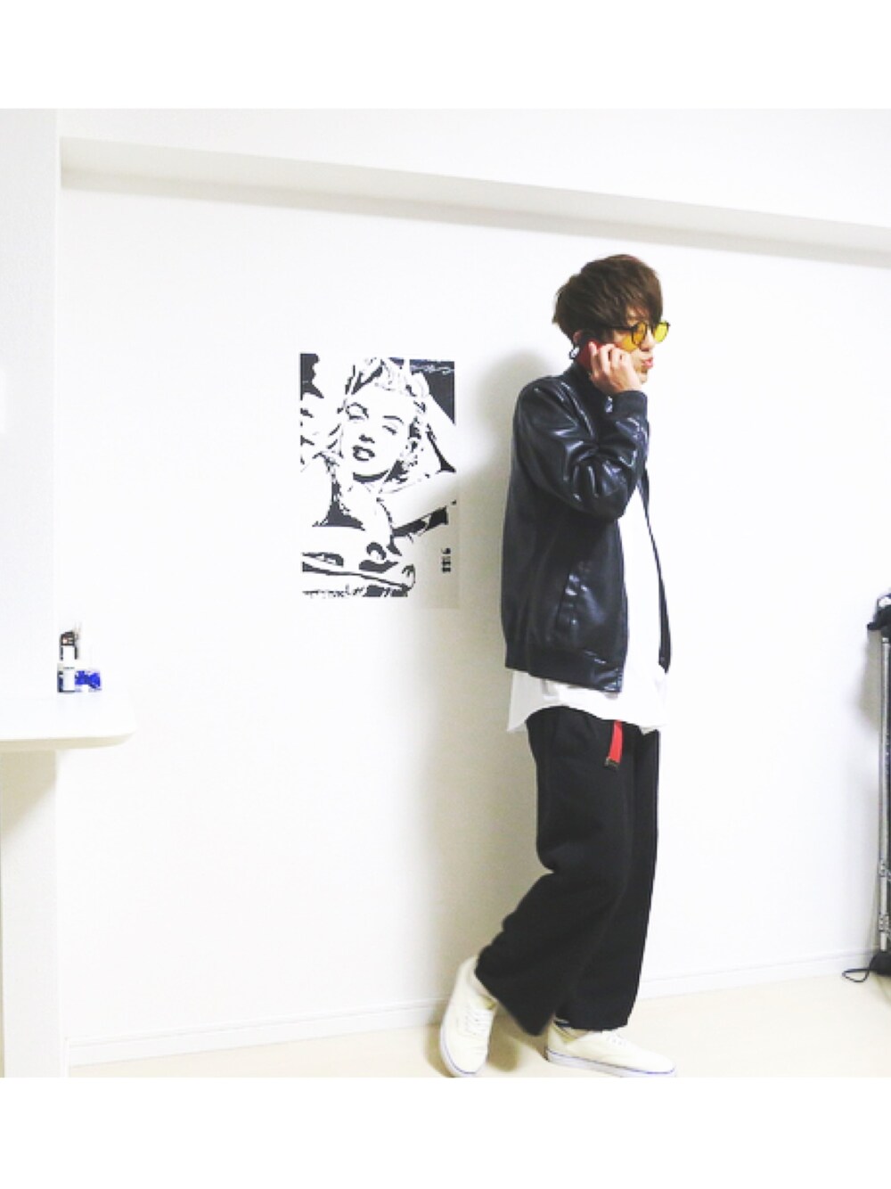 ブラック系のナイロンジャケット、ホワイト系のTシャツ/カットソー、ブラック系のスラックスを着用したメンズの冬コーディネートの1枚目の写真