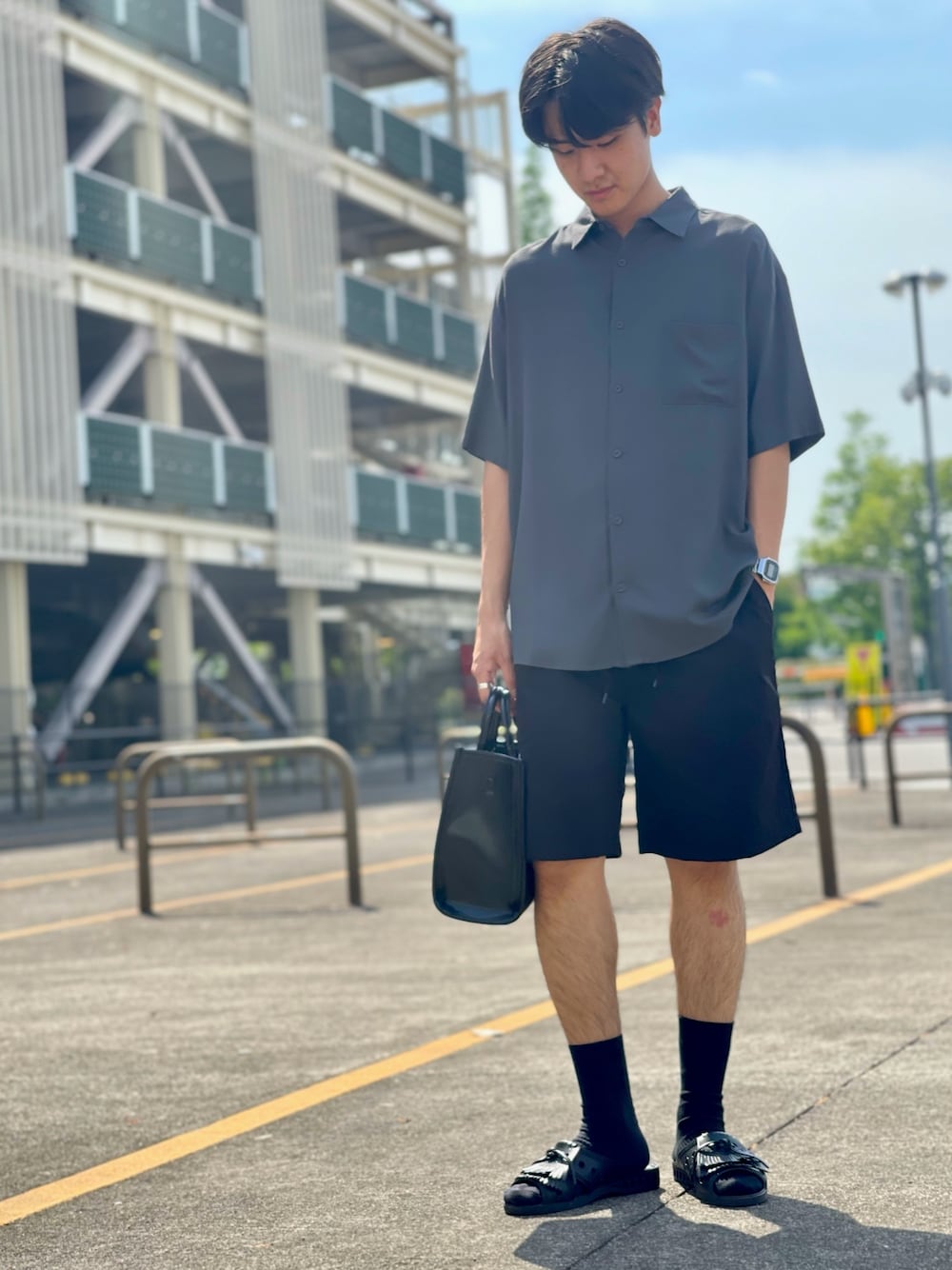 グレー系のシャツ/ブラウス、ブラック系のその他パンツ、ブラック系のサンダルを着用したメンズの夏コーディネートの1枚目の写真