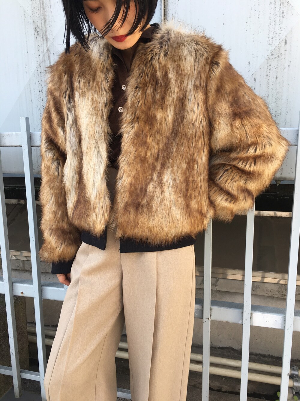 「秋、ベージュコーデ、ファーコート、タックパンツ、cannabis_ladies、cannabis ladies、cannabisladies、durfe、シンプル」｜「durfeのアイテム（ジャケット/アウター、ブラウン系）」を使った、seilaさん（レディース・164cm）の秋コーディネートの1枚目の写真