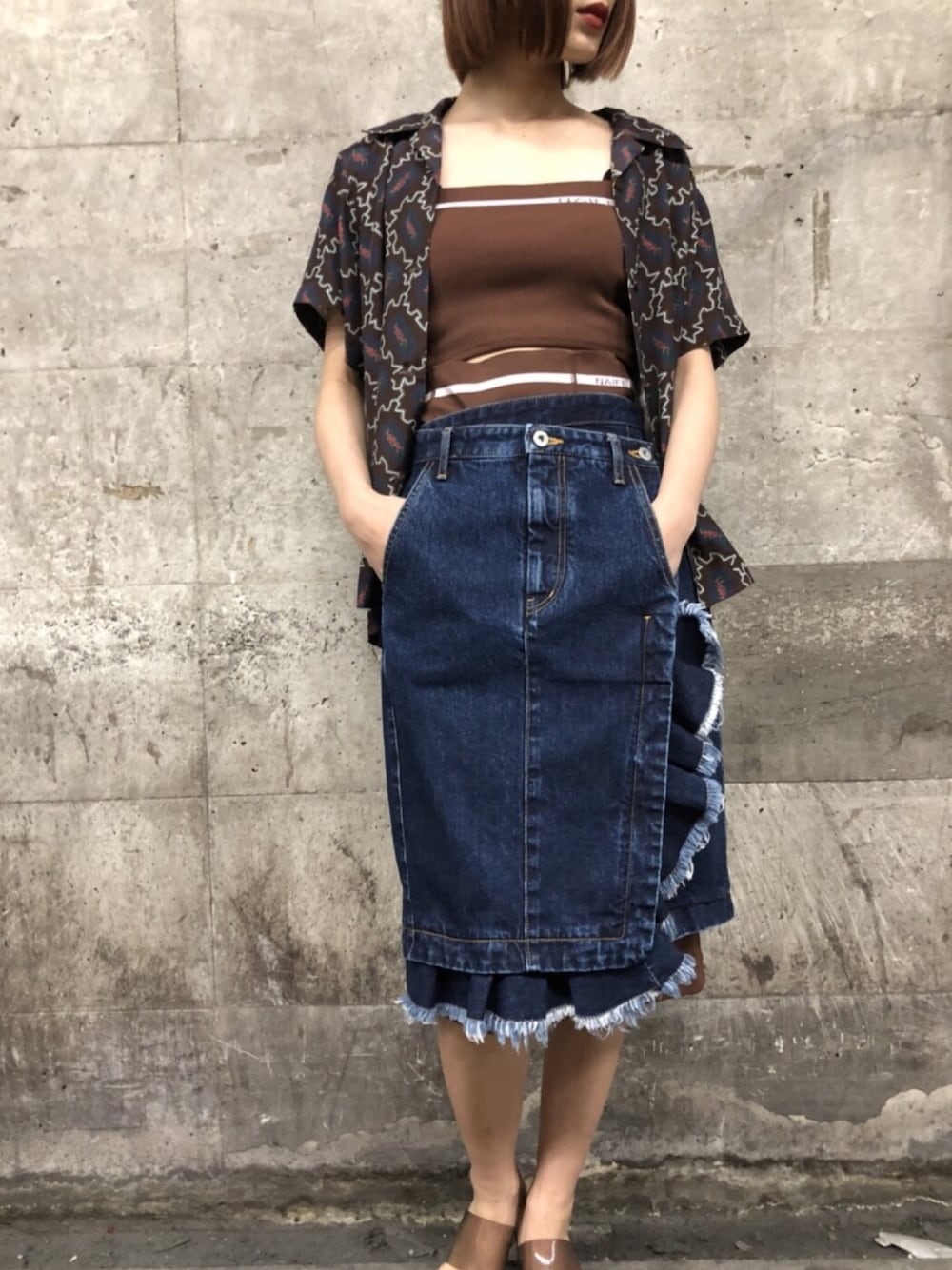 デニムスカートを使った「チューブトップ」の人気ファッション