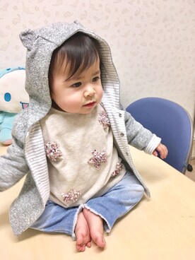 「ZARA KIDSのアイテム（Tシャツ/カットソー、ベージュ系）」を使った、Hannah｡.:*♡Sophiaさん（キッズ）の春コーディネート