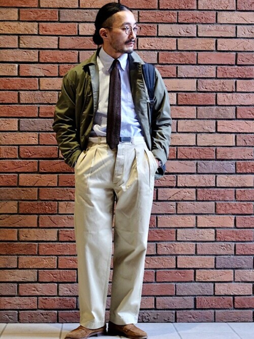 「ジャケット、アウター、ニットタイ、SHIPS、ベルト、ネクタイ、チノパンツ、ビジネスカジュアル」｜「SHIPSのSHIPS×CORNERWEAR: アメリカ製 WEATHER CLOTH カバーオール（ブルゾン、グリーン系）」を使った、増田さん（メンズ・170cm）の秋コーディネートの1枚目の写真