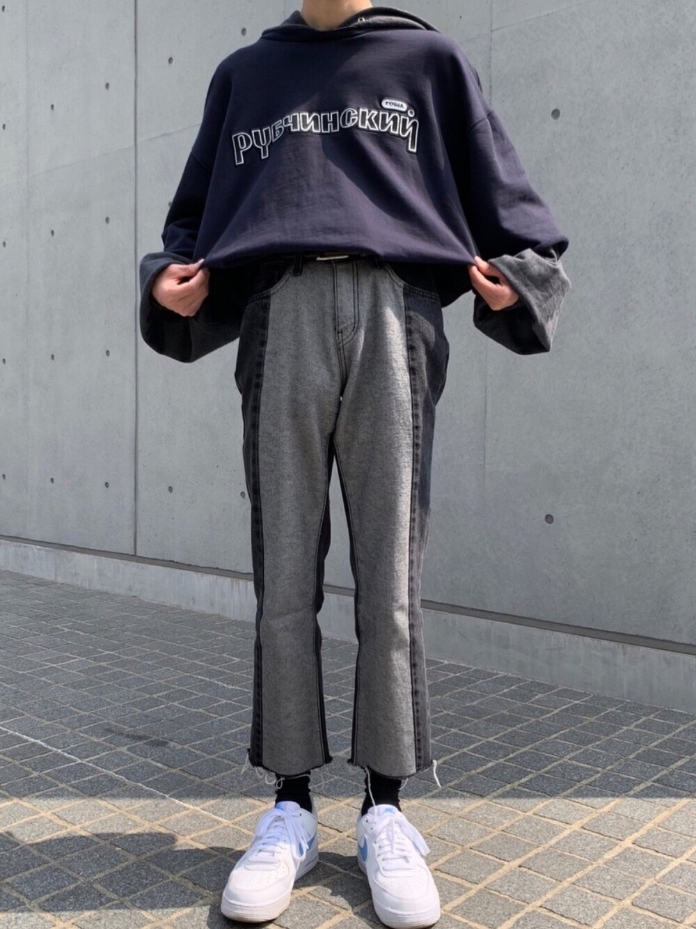 「パーカー、スニーカー、春コーデ」｜「NIKEのアイテム（スニーカー、ホワイト系）」を使った、Kosei Yutakaさん（メンズ・171cm）の春コーディネートの1枚目の写真