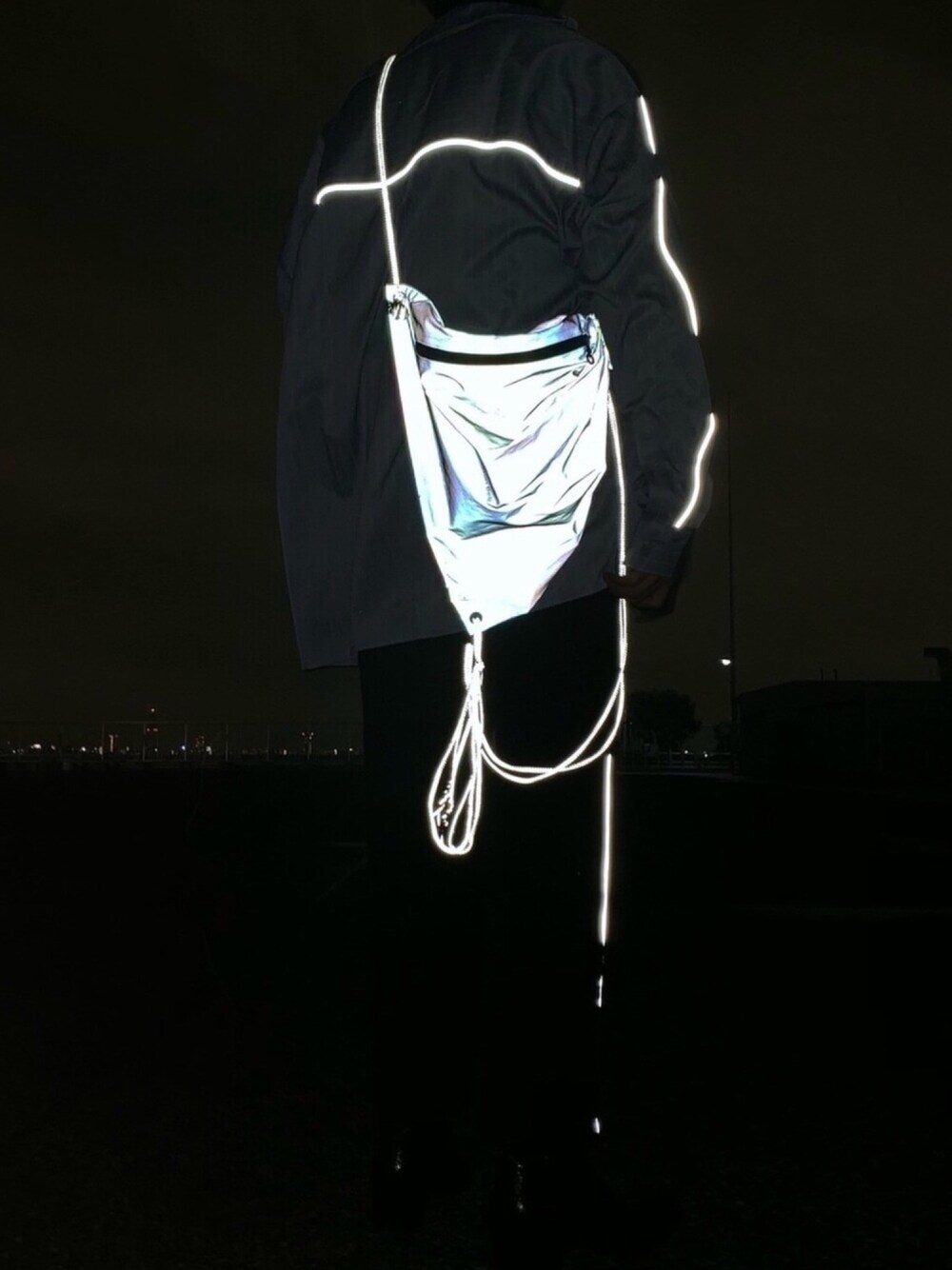 「秋のコーデ、シャツスタイル、ナップサック、スラックス」｜「ANDERSSON BELLのAndersson Bell REFLECTIVE CROSSBODY BAG（ボディバッグ/ウエストポーチ、シルバー系）」を使った、Kosei Yutakaさん（メンズ・171cm）の秋コーディネートの1枚目の写真