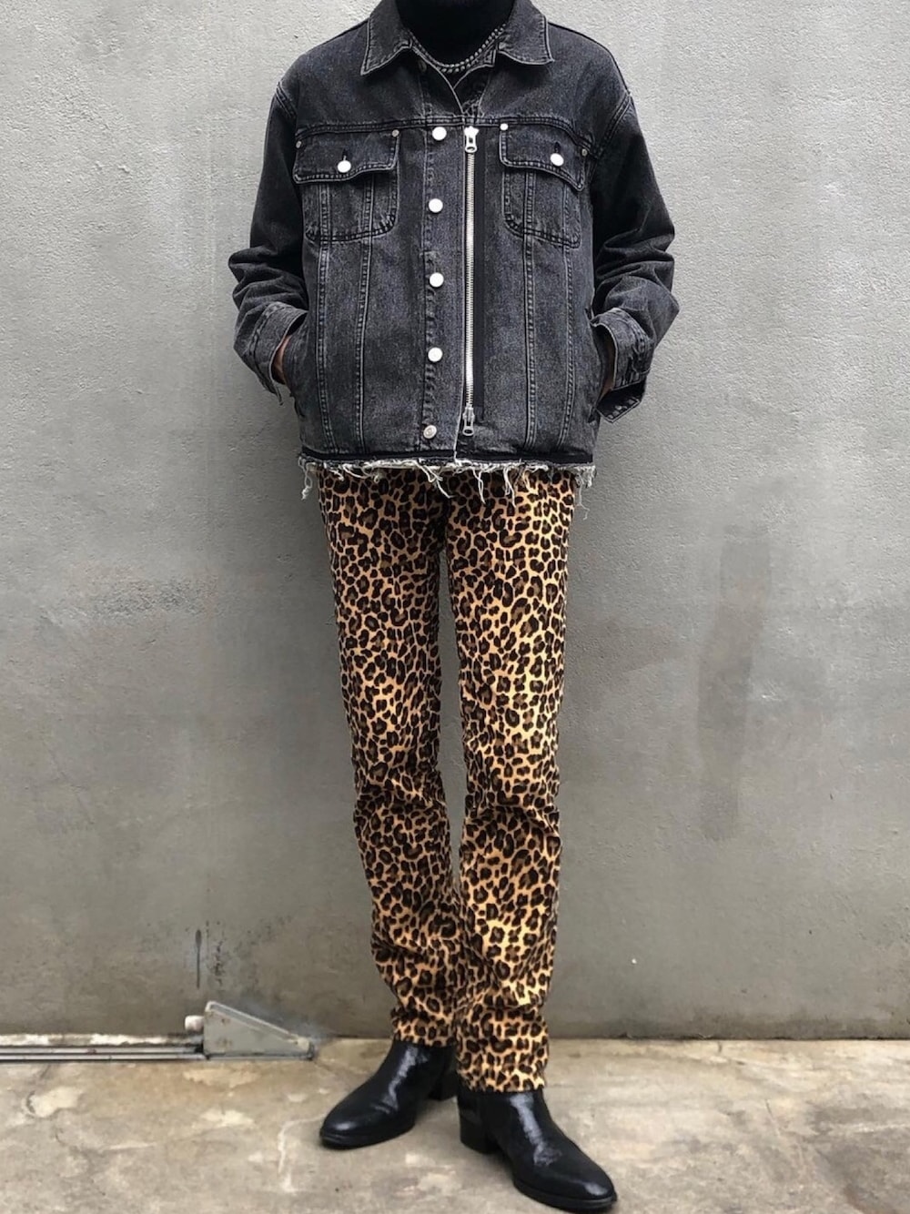「秋のコーデ、冬コーデ、秋冬コーデ、デニムジャケット、ニット、ブーツ」｜「ANDERSSON BELLのアイテム（デニムジャケット、ブラック系）」を使った、Kosei Yutakaさん（メンズ・171cm）の秋コーディネートの1枚目の写真