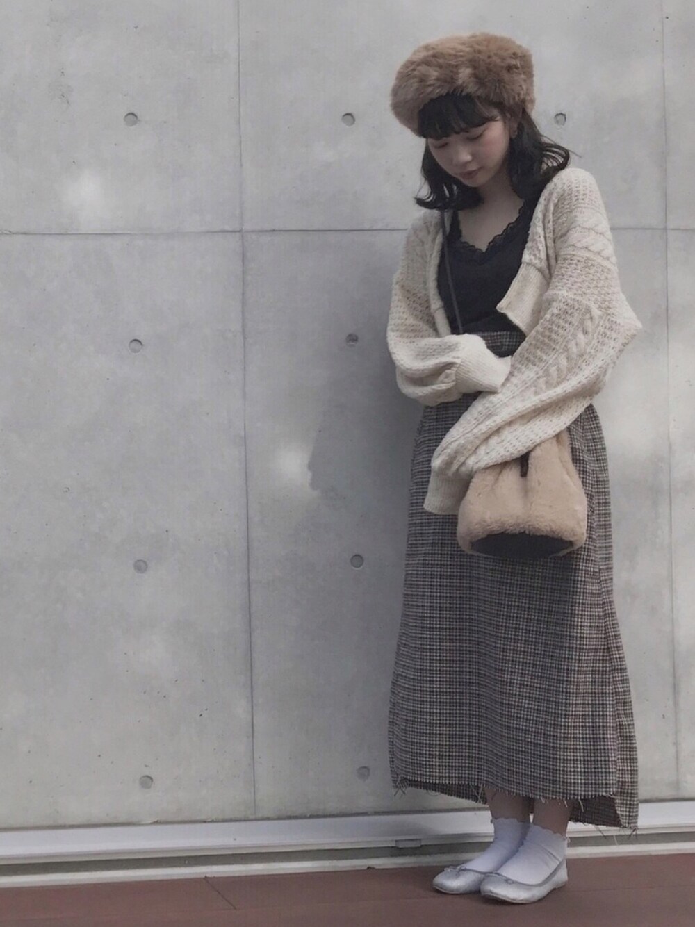 「Kastane、Another Edition、カーディガン、バレエシューズ、ファー小物、ファーバッグ、ファー帽子、チェックスカート」｜「Kastaneの断ち切りチェックSK（スカート、ブラウン系）」を使った、春田花梨さん（レディース・158cm）の秋コーディネートの1枚目の写真