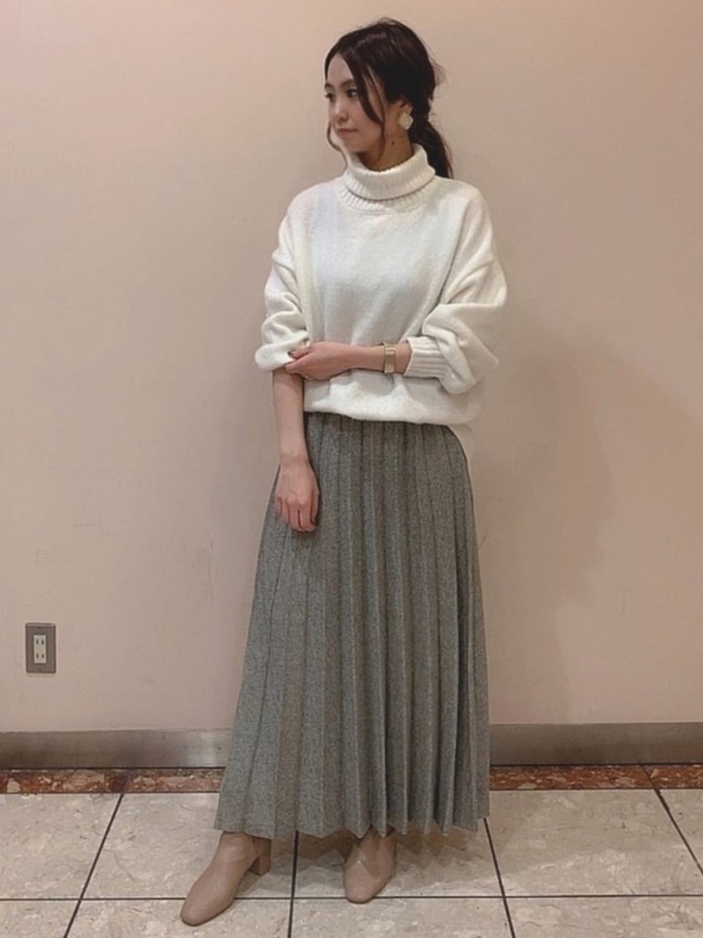 「テチチ(Te chichi)、フユコーデ、ニット」｜「Te chichiのバックスリットタートルプルオーバー（ニット/セーター、ホワイト系）」を使った、mikaさん（レディース・162cm）の秋コーディネートの1枚目の写真