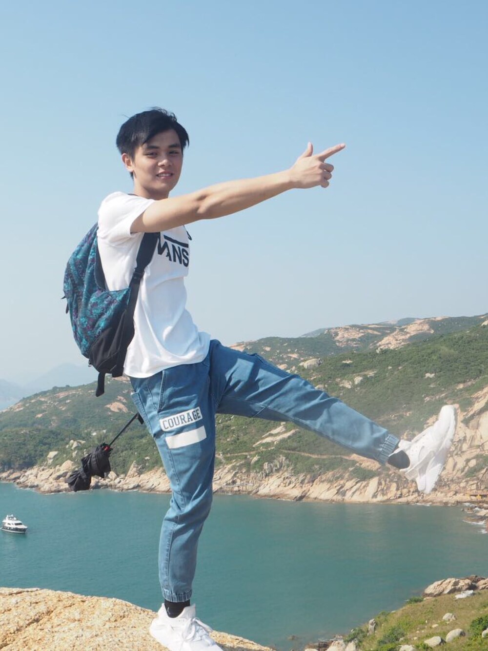「VANSのアイテム（Tシャツ/カットソー、ホワイト系）」を使った、Peter Chiuさん（メンズ・172cm）の秋コーディネートの1枚目の写真