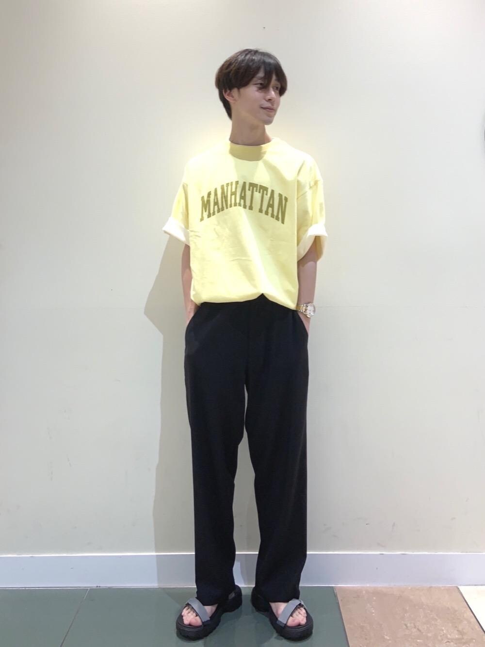 「ビッグシルエット、ワイドパンツ、着回し抜群、USAコットン、初夏コーデ、カラバリアイテム、キレイめカジュアル、涼しくて軽い「涼・軽パンツ」、おしゃれに快適に！機能性素材、coen Tシャツコレクション2021」｜「coenのストラップスポーツサンダル（サンダル、グレー系）」を使った、coenふなやまさん（メンズ・170cm）の夏コーディネートの1枚目の写真