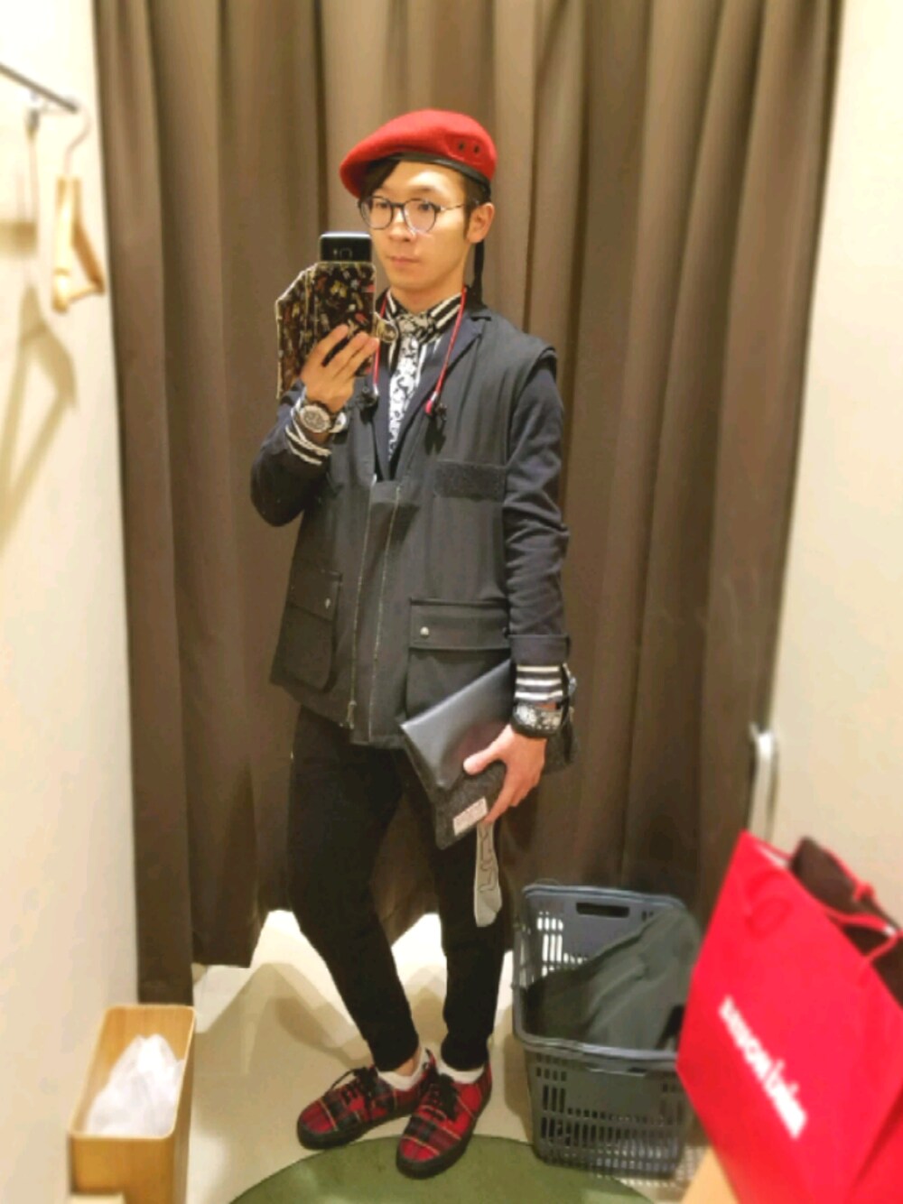 「お洒落さんとつながりたい、フィッシングベスト、jointworks、VANS、チェック、モノトーン、tk.TAKEO KIKUCHI、FILA、休日スタイル、ベレー帽」｜「tk.TAKEO KIKUCHIのROTHCO ベレー帽（ハンチング/ベレー帽、レッド系）」を使った、凜ノ助さん（メンズ・165cm）の秋コーディネートの1枚目の写真