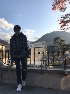 「OFF-WHITE」｜「アイテム（ミリタリージャケット）」を使った、YMDMさん（メンズ・171cm）の秋コーディネート
