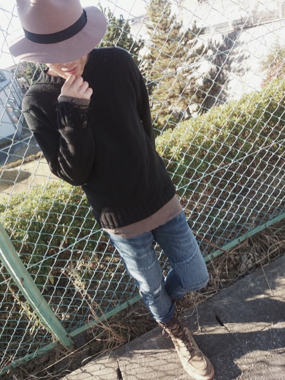 「DSQUARED2のDSQUARED2（ニット/セーター、ブラック系）」を使った、YMDMさん（メンズ・171cm）の冬コーディネートの1枚目の写真