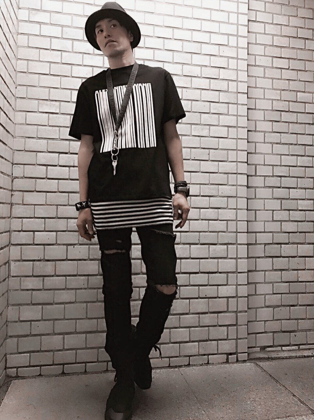 「アレキサンダーワン、サンローランパリ、Y-3」｜「alexanderwangのアイテム（Tシャツ/カットソー、ブラック系）」を使った、YMDMさん（メンズ・171cm）の春コーディネートの1枚目の写真