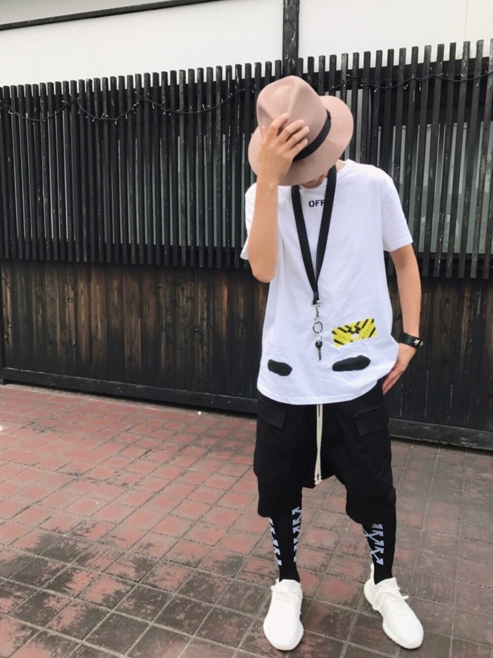 「オフホワイト、リックオウエンス、イージーブースト、OFF-WHITE」｜「off whiteのOFF WHITE 『DIAG SPRAY』Tシャツ（Tシャツ/カットソー、ホワイト系）」を使った、YMDMさん（メンズ・171cm）の夏コーディネートの1枚目の写真