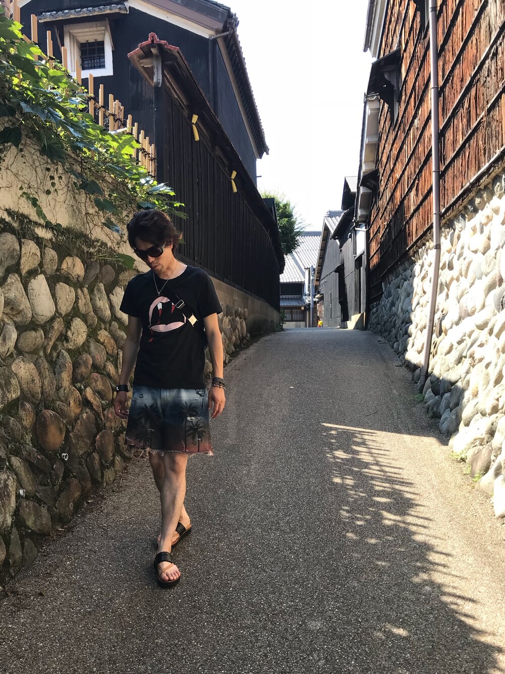 「サンローランパリ、アミリ、AMERI」｜「SAINT LAURENT PARISのアイテム（Tシャツ/カットソー、ブラック系）」を使った、YMDMさん（メンズ・171cm）の夏コーディネートの1枚目の写真
