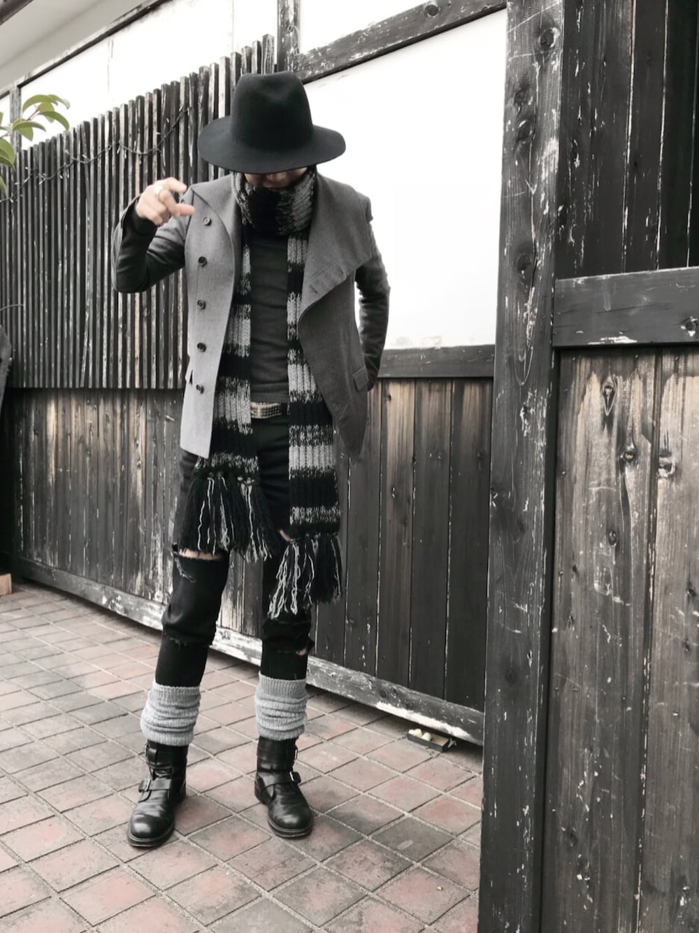 「サンローランパリ、ディオールオム、クリスヴァンアッシュ、モノトーン」｜「Dior hommeのアイテム（テーラードジャケット、グレー系）」を使った、YMDMさん（メンズ・171cm）の冬コーディネートの1枚目の写真