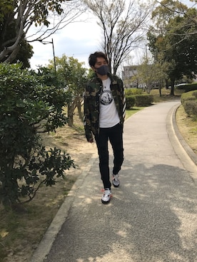 「オフホワイト」｜「アイテム（ミリタリージャケット）」を使った、YMDMさん（メンズ・171cm）の春コーディネート