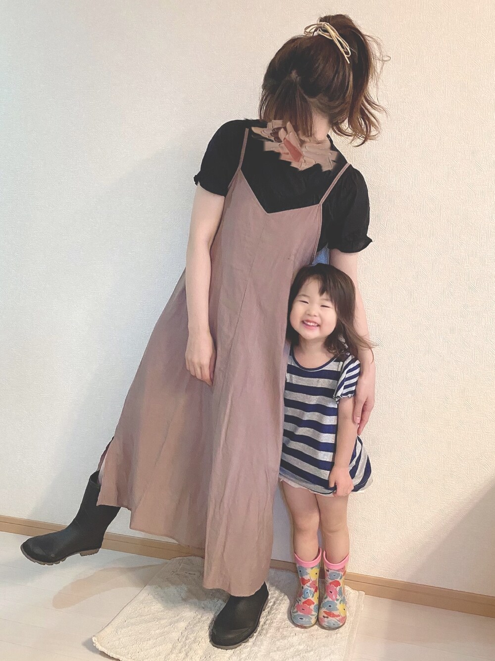 「#ootd、大人コーデ、ワンピース、雨の日コーデ、レインブーツ、レインブーツ キッズ、後れ毛なし、黒×ピンク、美容師、ポニーテール」｜「italie to franceのアイテム（ワンピース、ピンク系）」を使った、Azukoさん（レディース・158cm）の夏コーディネートの1枚目の写真