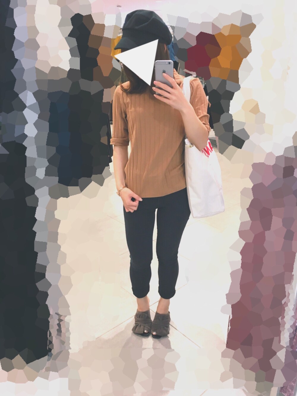 ベージュ系のTシャツ/カットソー、ブラック系のその他パンツ、ベージュ系のシューズを着用したレディースの秋コーディネートの1枚目の写真