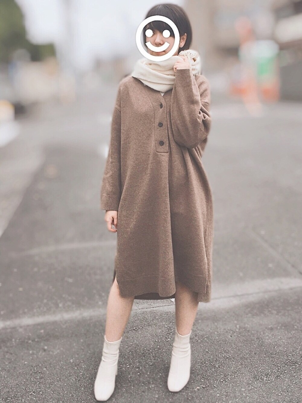 「冬コーデ、ニットワンピース、大学生、ローリーズファーム(LOWRYS FARM)、ショートカット、くすみカラー、おしゃれさんと繋がりたい、ホワイトブーツ、ブラウンニット、着やすい」｜「LOWRYS FARMのイタリーヘンリーワンピース　840736（ワンピース、ブラウン系）」を使った、みなみ。さん（レディース・161cm）の冬コーディネートの1枚目の写真