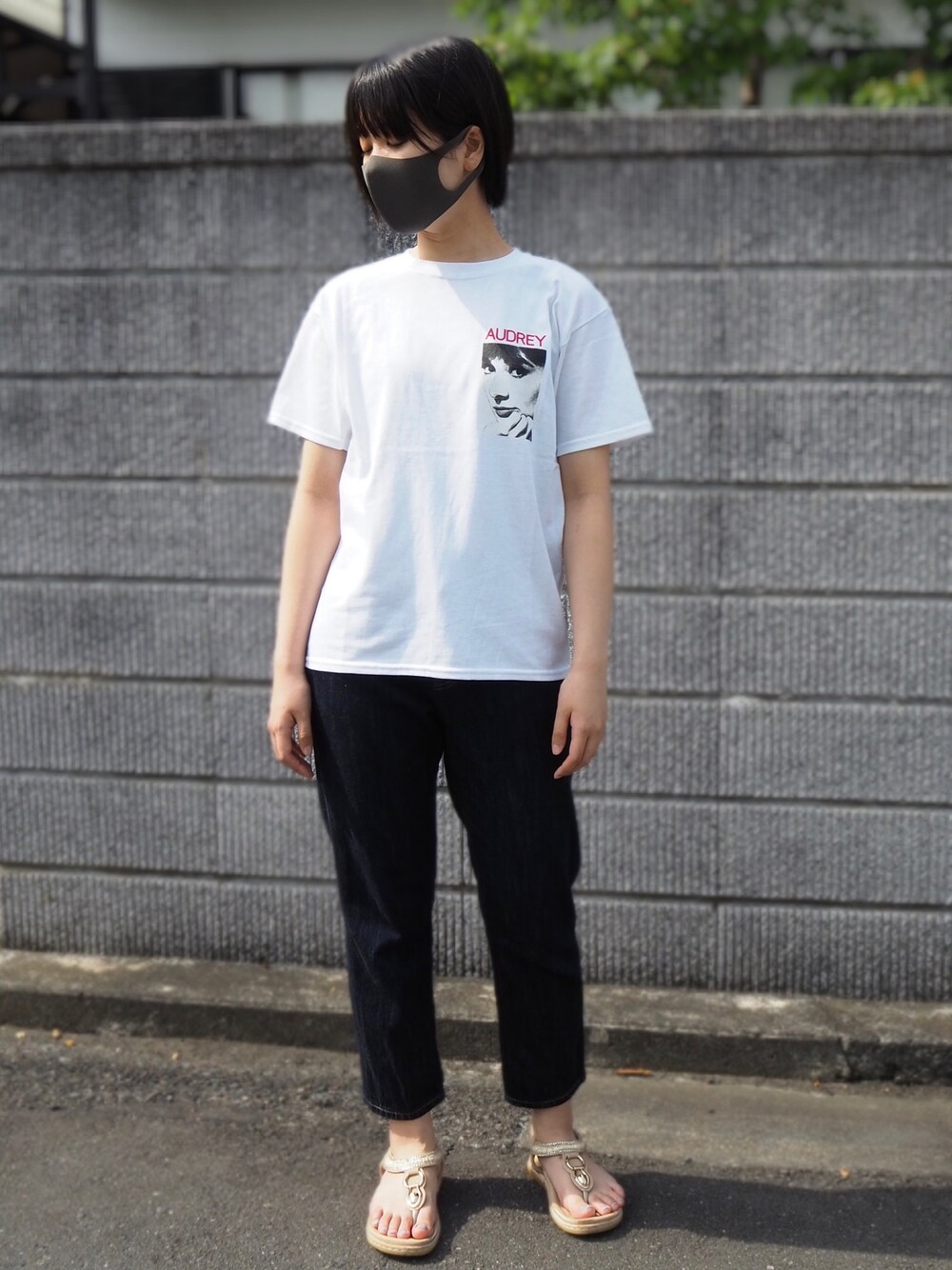「シンプルコーデ、夏だ！Tシャツ着よう！、Tシャツ、白、デニムパンツ、サンダル、黒マスク」｜「BEAMS BOYのRadio Days × maturely / PHOTO T-shirts（Tシャツ/カットソー、ホワイト系）」を使った、みなみ。さん（レディース・161cm）の夏コーディネートの1枚目の写真