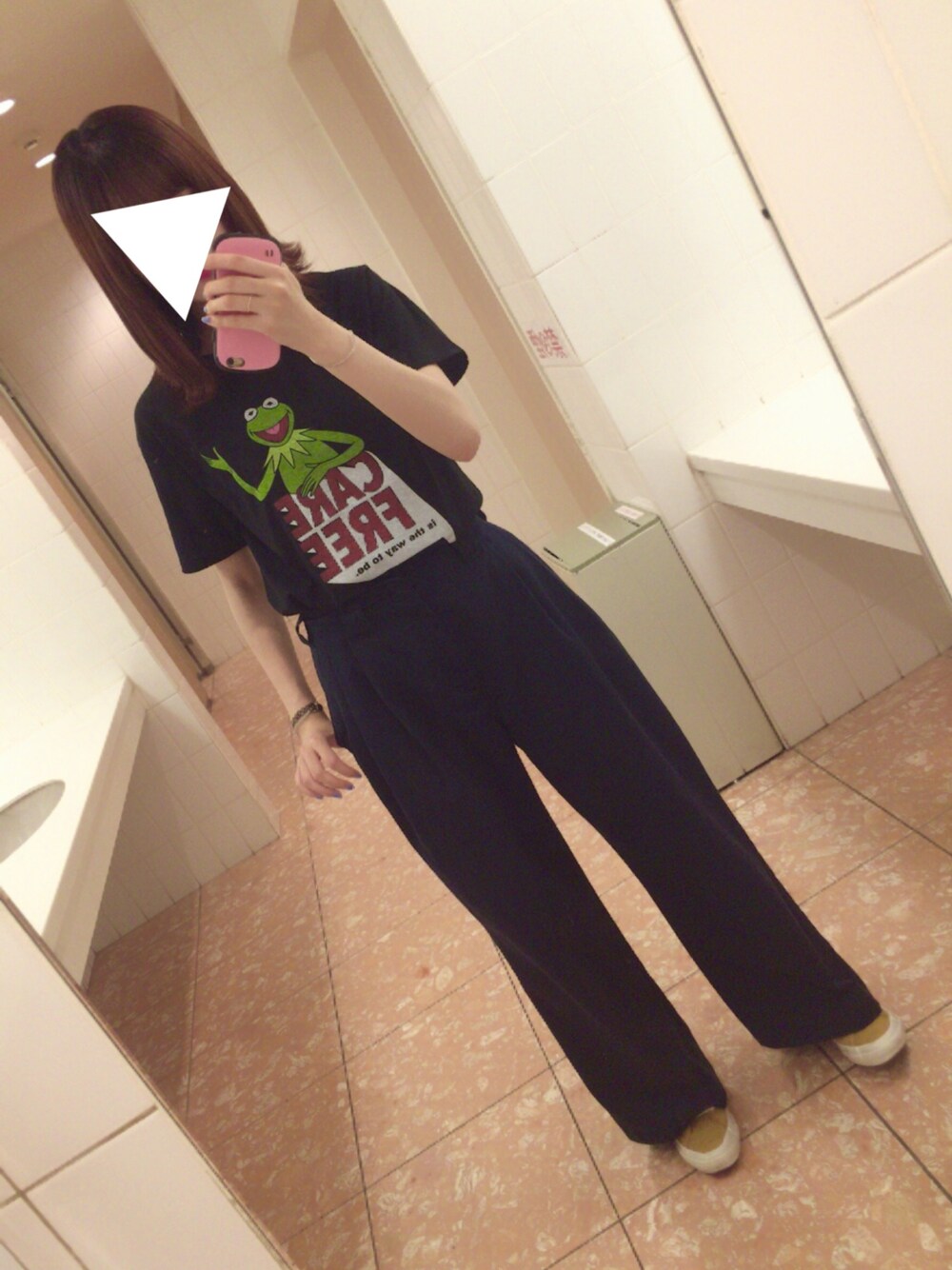 「シンプル、キャラT、THE EMPORIUM、ワイドパンツ、チノワイドパンツ、ハイウエストパンツ、jouetie、スニーカーコーデ、コンバース、ローカットスニーカー」｜「sesameの【セサミストリート コラボ】カーミットTEE（Tシャツ/カットソー、ブラック系）」を使った、ｅｍ ♡さん（レディース・168cm）の春コーディネートの1枚目の写真