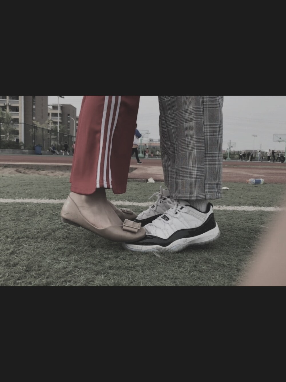 「AIR JORDANのアイテム（スニーカー、グレー系）」を使った、CocaCola石墨さん（メンズ・177cm）の夏コーディネートの1枚目の写真