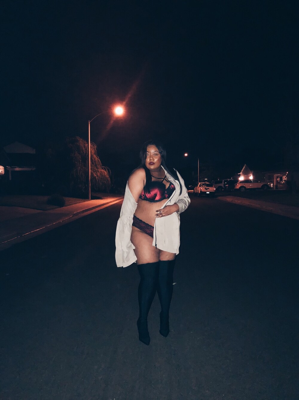 「trench coat、bodypositivity、plussizefashion、confidence」｜「FOREVER 21のアイテム（ブーツ、ブラック系）」を使った、Monetさん（レディース・185cm）の春コーディネートの1枚目の写真