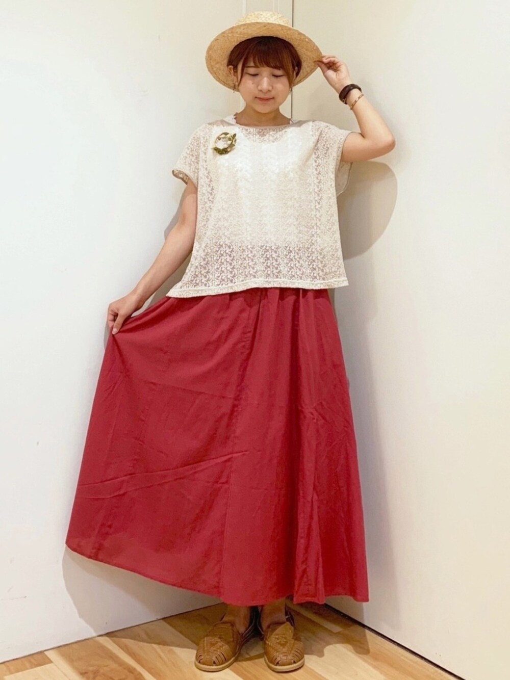 ベージュ系のワンピース、イエロー系のサンダル、ホワイト系のTシャツ/カットソーを着用したレディースの夏コーディネートの1枚目の写真