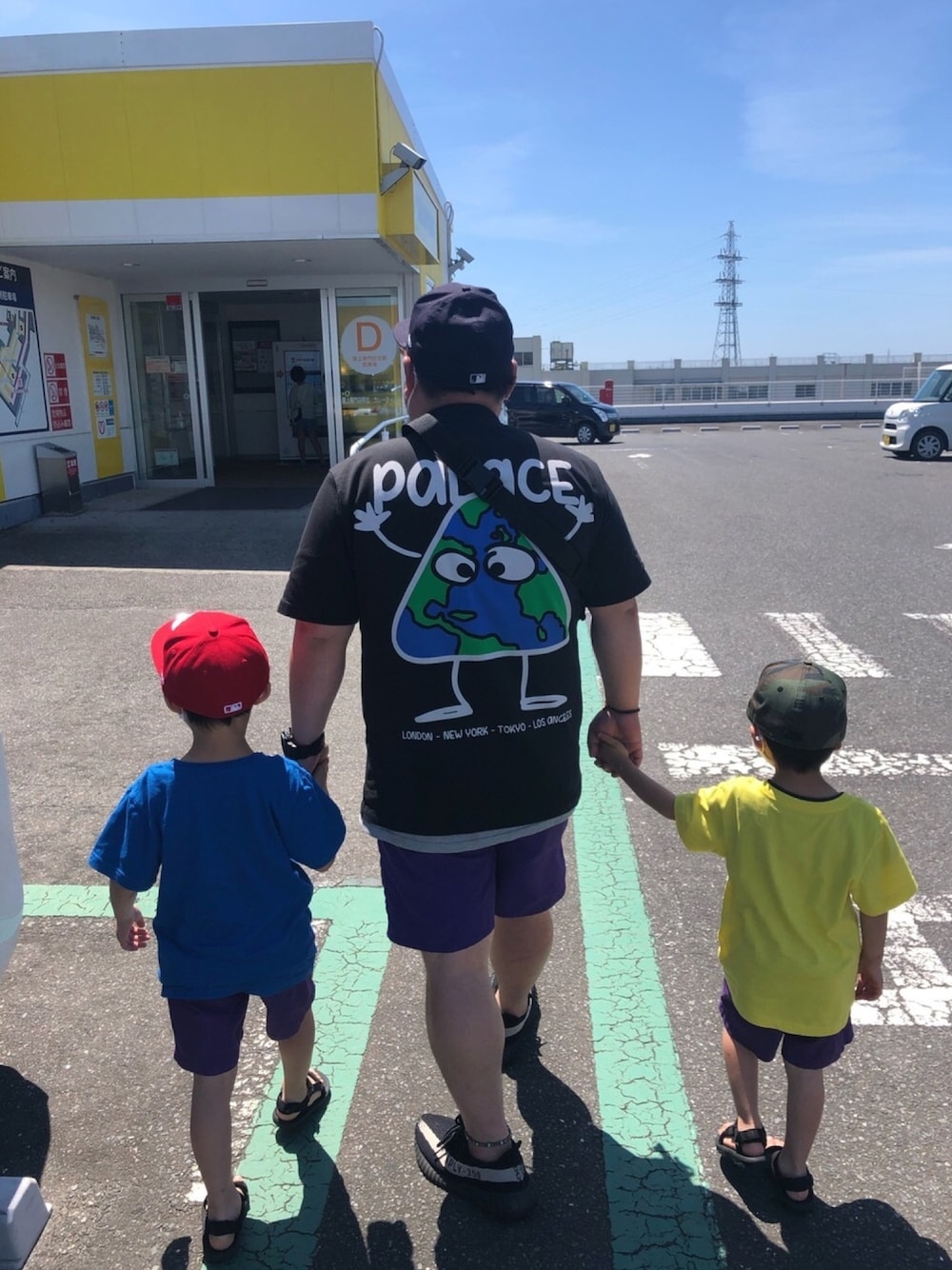 「大好きな家族、大好きな旦那、可愛い息子たち、旦那のTシャツ、旦那が一目惚れした、彼の名前は、地球くん笑、最近可愛く見えてきた、旦那に言うと調子こくから、内緒にしておきましょう笑」｜「NEW ERAのアイテム（キャップ、ブラック系）」を使った、Meeさん（レディース・160cm）の秋コーディネートの1枚目の写真