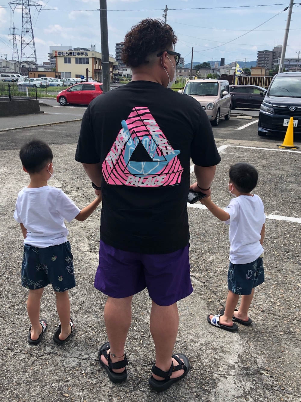 「大好きな家族、大好きな旦那、可愛い息子たち、おそろの髪型の3人、嫁幸せです🤤💕」｜「Palace Skateboardsのアイテム（Tシャツ/カットソー、ブラック系）」を使った、Meeさん（レディース・160cm）の秋コーディネートの1枚目の写真