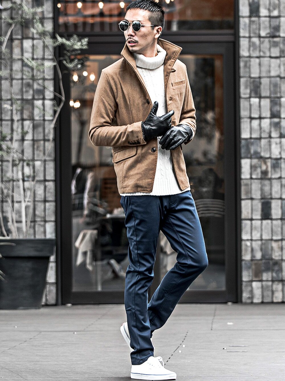 ブルー系のチノパンツ、イエロー系のテーラードジャケット、ホワイト系のニット/セーターを着用したメンズの冬コーディネートの1枚目の写真