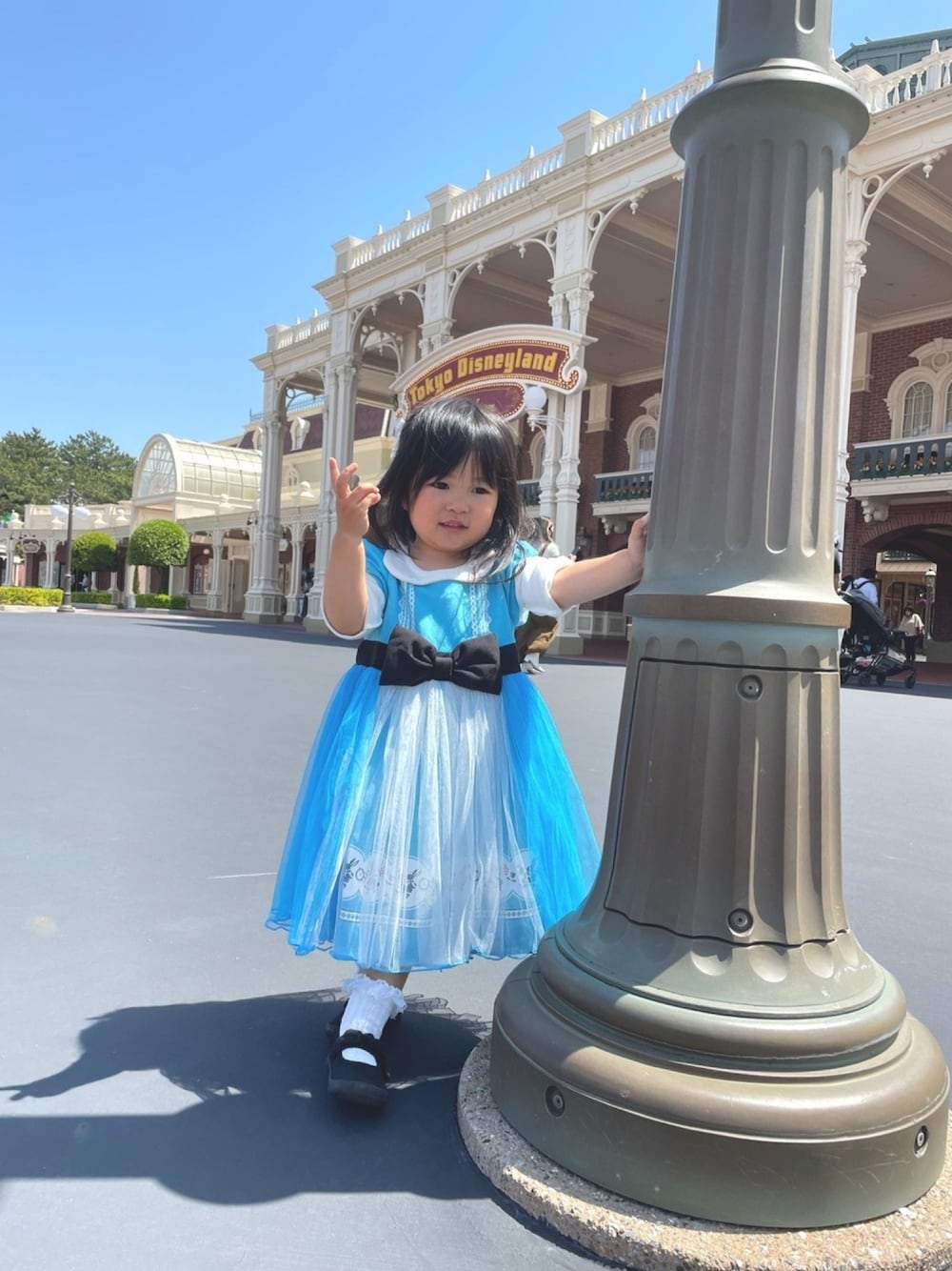 「不思議の国のアリス、キャサリンコテージ、コスプレ、ハロウィンコーデ、ディズニーコーデ、ディズニーランド」｜「Catherine Cottageのなりきりプリンセスワンピース（ワンピース、ブルー系）」を使った、あーたん♡りったんさん（キッズ・80cm）の春コーディネートの1枚目の写真