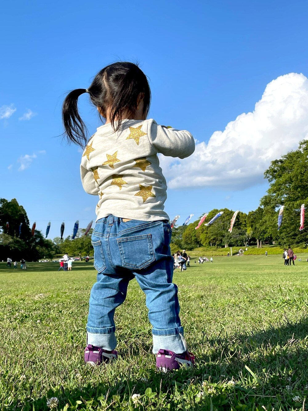 「キッズファッション、カジュアルコーデ、デニム、エックスガールステージス、エックスガール、星柄、公園、公園スタイル、公園コーデ、アシックス」｜「X-girl Stagesのミルズロゴ＆スター長袖Ｔシャツ（Tシャツ/カットソー、ホワイト系）」を使った、あーたん♡りったんさん（キッズ・80cm）の春コーディネートの1枚目の写真