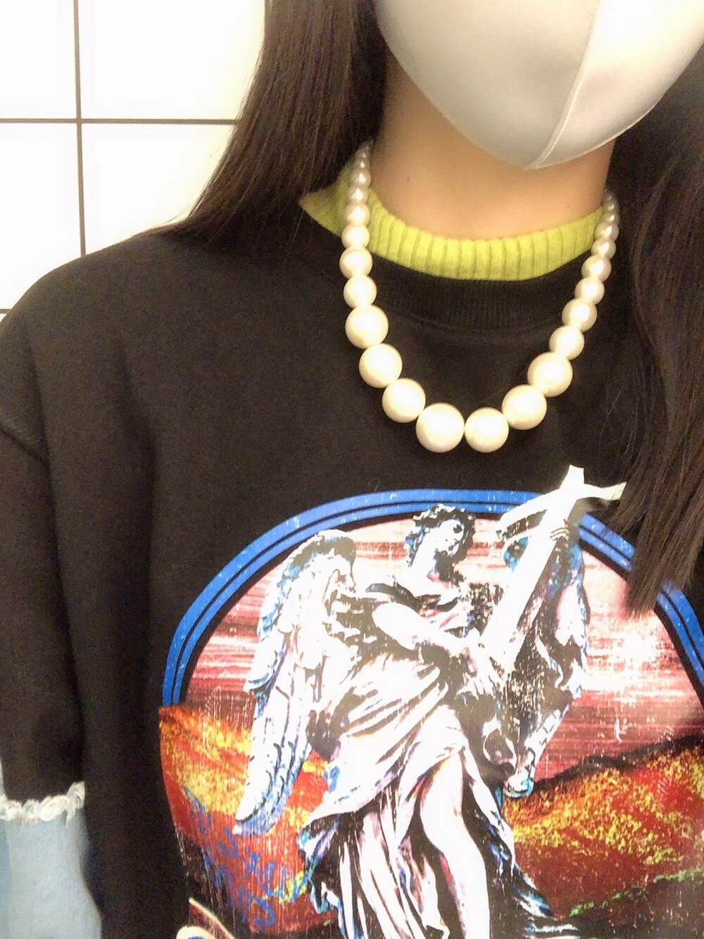 「おしゃれさんと繋がりたい、韓国ファッション、jouetie、WEGO、パールネックレス」｜「jouetieのリメイクドッキングプルオーバー（スウェット、ブラック系）」を使った、👾かほ👾さん（レディース・167cm）の冬コーディネートの1枚目の写真