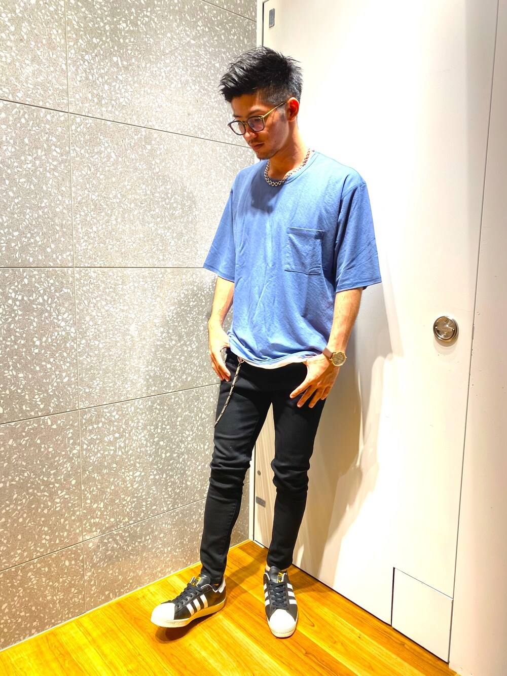 「お洒落さんとつながりたい、カジュアルコーデ、部屋撮り、Tシャツ、休日スタイル、おうちファッション、スニーカー、adidas superstar、Junred、浦添パルコシティ」｜「JUNREDの【タンクトップセットTシャツ】ライトマイクロカノコアンサンブルTシャツ（Tシャツ/カットソー、ブルー系）」を使った、ゆーたさん（メンズ・176cm）の春コーディネートの1枚目の写真
