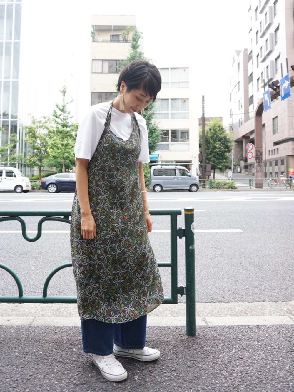 「ワンピース、レイヤードスタイル、ラフ、エプロンワンピース、柄ワンピース、ホルターネック、白Tシャツ、ワンピース×デニム、ワンピース×スニーカー、ワイドデニム」｜「FIL DE FERの7,5ozルーズデニム ツータックパンツ（デニムパンツ、ブルー系）」を使った、kono.さん（レディース・165cm）の夏コーディネートの1枚目の写真