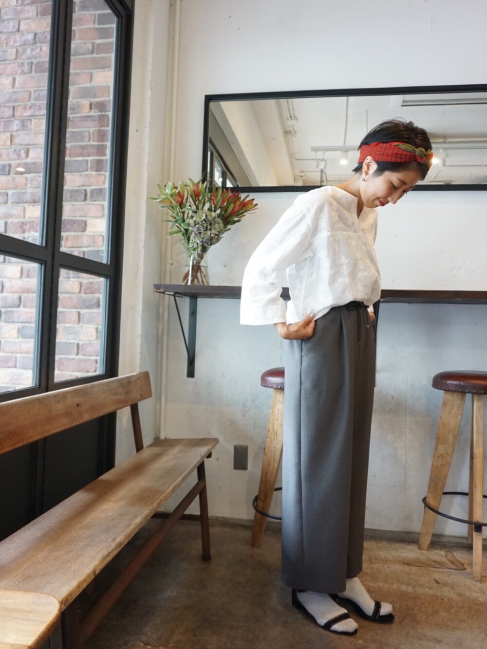 「ブラウス、グレー、刺繍、モノトーン、休日スタイル、ワイドパンツ、シンプルコーデ、刺繍ブラウス、ゆるコーデ、フレアスリーブ」｜「NOMBRE IMPAIRのボタニカル刺繍 フレアスリーブブラウス（シャツ/ブラウス、ホワイト系）」を使った、kono.さん（レディース・165cm）の夏コーディネートの1枚目の写真