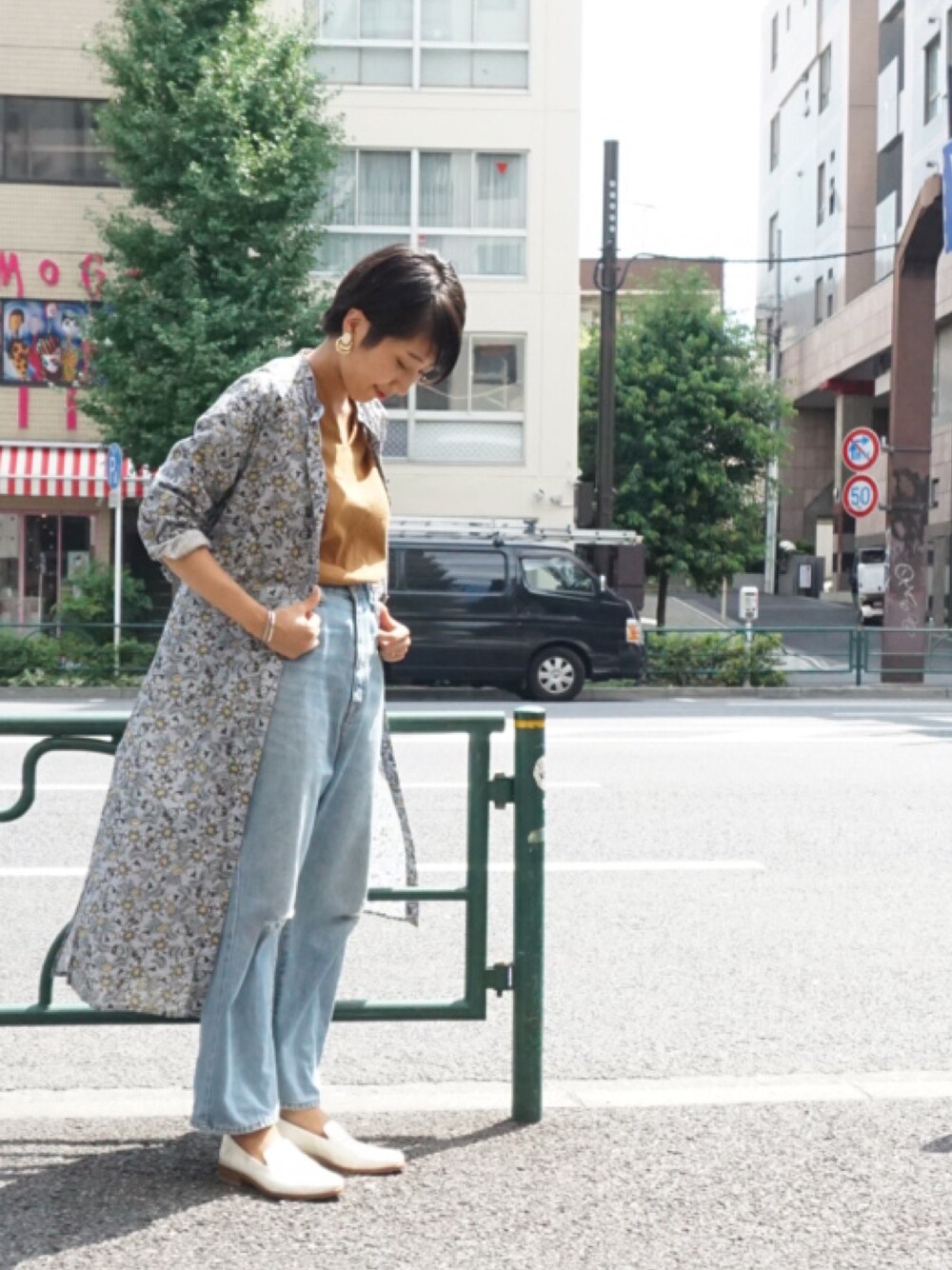 「花柄、シャツワンピース、ガウン、休日スタイル、デニムパンツ、リラックススタイル、ダメージデニムパンツ、シャツスタイル、ゆるコーデ、シャツディガン」｜「FIL DE FERの《一部追加予約》11,5ozデニム ボーイズデニム（デニムパンツ、ブルー系）」を使った、kono.さん（レディース・165cm）の夏コーディネートの1枚目の写真
