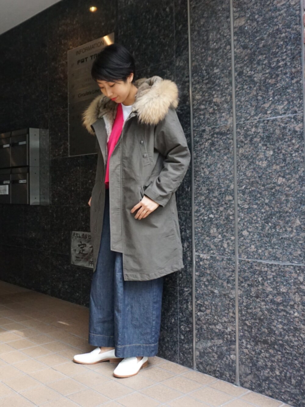 「ファー、モッズコート、ミリタリー、ピンク、冬コーデ、カーキ、休日スタイル、シンプルコーデ、デニムワイドパンツ」｜「NOMBRE IMPAIRのドビークロス4WAYSミリタリーコート（その他アウター、グリーン系）」を使った、kono.さん（レディース・165cm）の秋コーディネートの1枚目の写真