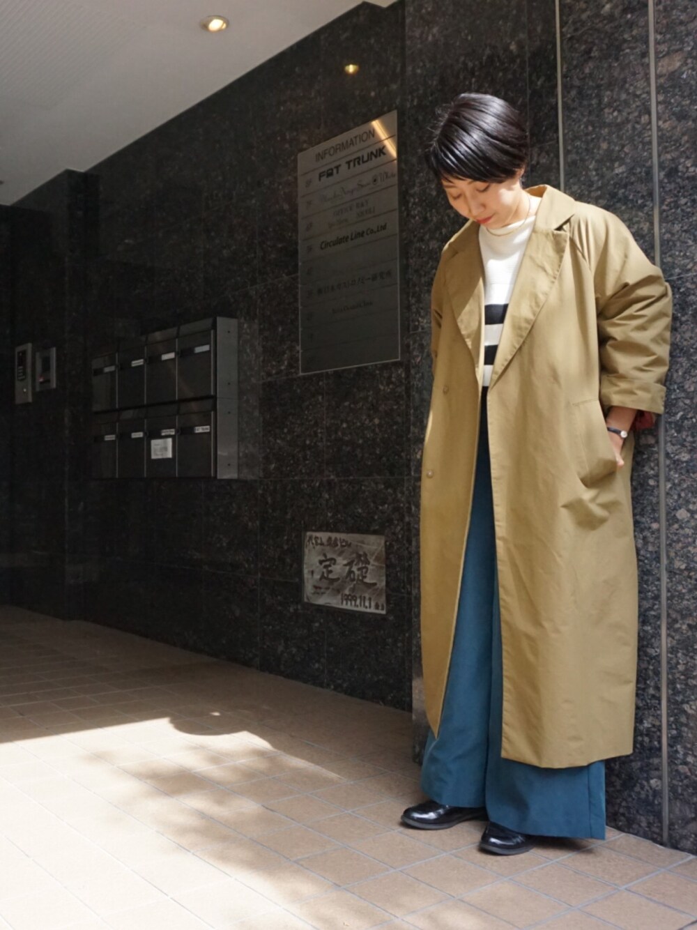 「アウター、ベージュ、オーバーサイズ、秋色、ロングコート、ワイドパンツ、メンズライク、ボーダーニット、パンツスタイル、秋コーデ」｜「FIL DE FERの綿ナイロングログラン ビッグコート（ステンカラーコート、ベージュ系）」を使った、kono.さん（レディース・165cm）の秋コーディネートの1枚目の写真