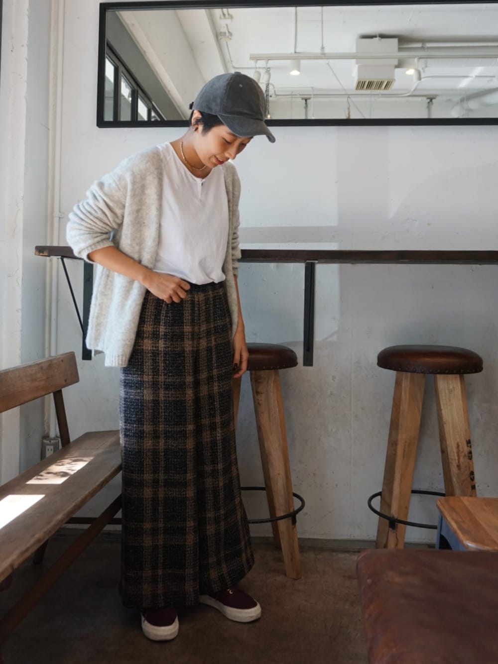 「カーディガン、キャップ、スニーカーコーデ、ふわふわ、チェックパンツ、休日コーデ、ラフスタイル、ゆるコーデ、ラクチンコーデ」｜「FIL DE FERの製品染めコットン1つ釦プルオーバー（Tシャツ/カットソー、ホワイト系）」を使った、kono.さん（レディース・165cm）の秋コーディネートの1枚目の写真