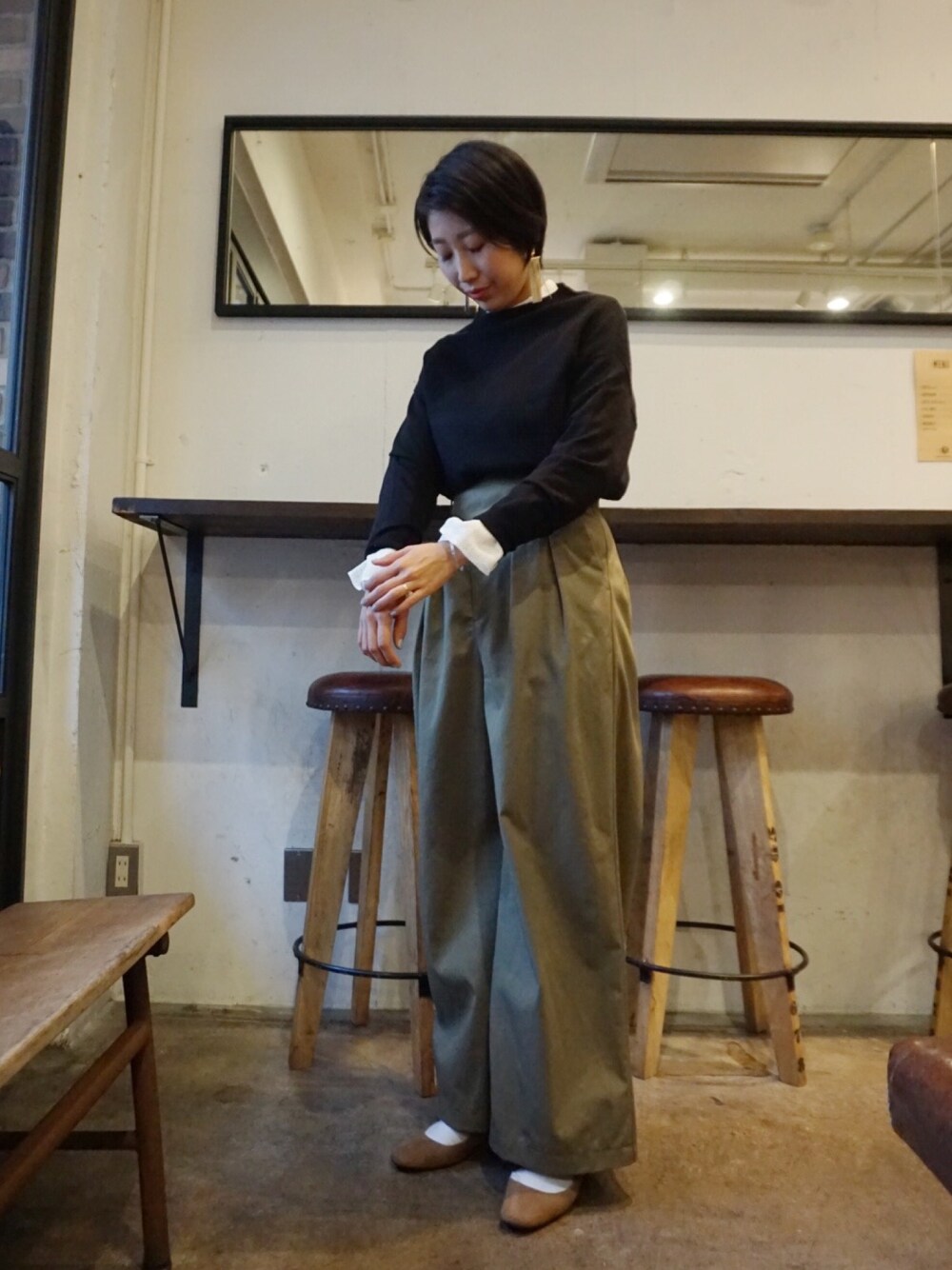 「シンプル、レース、ハイウエスト、レイヤードスタイル、大人カジュアル、カーキ、休日コーデ、カーキパンツ、ウエストイン、カジュアルコーデ」｜「NOMBRE IMPAIRのナイロンチノ ボリュームワイドグルカ（その他パンツ、グリーン系）」を使った、kono.さん（レディース・165cm）の冬コーディネートの1枚目の写真