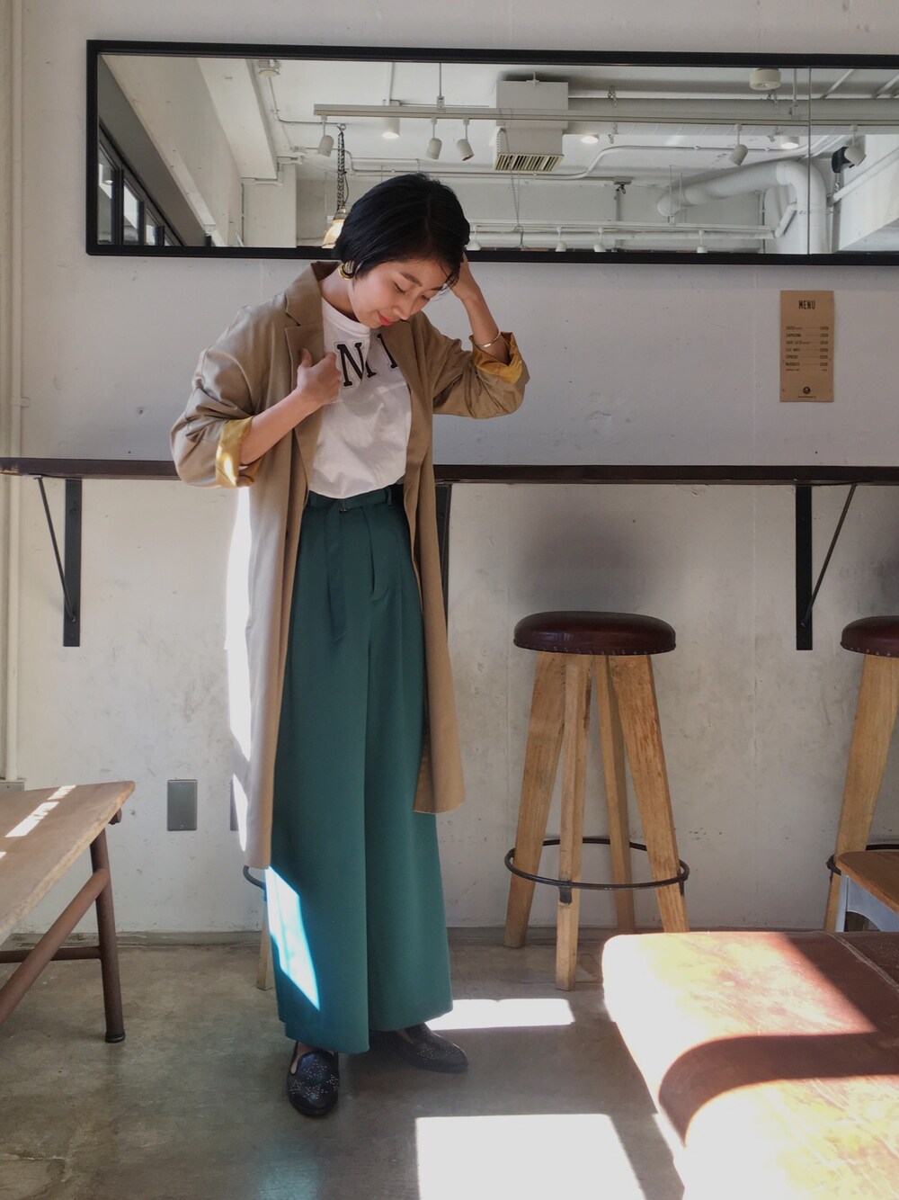 「コート、ロゴT、グリーン、カラーパンツ、ローファー、ハイウエスト、ロングコート、休日スタイル、ワイドパンツ、春コーデ」｜「FIL DE FERのCENTERプリント 変わり袖ロンT（Tシャツ/カットソー、ホワイト系）」を使った、kono.さん（レディース・165cm）の冬コーディネートの1枚目の写真