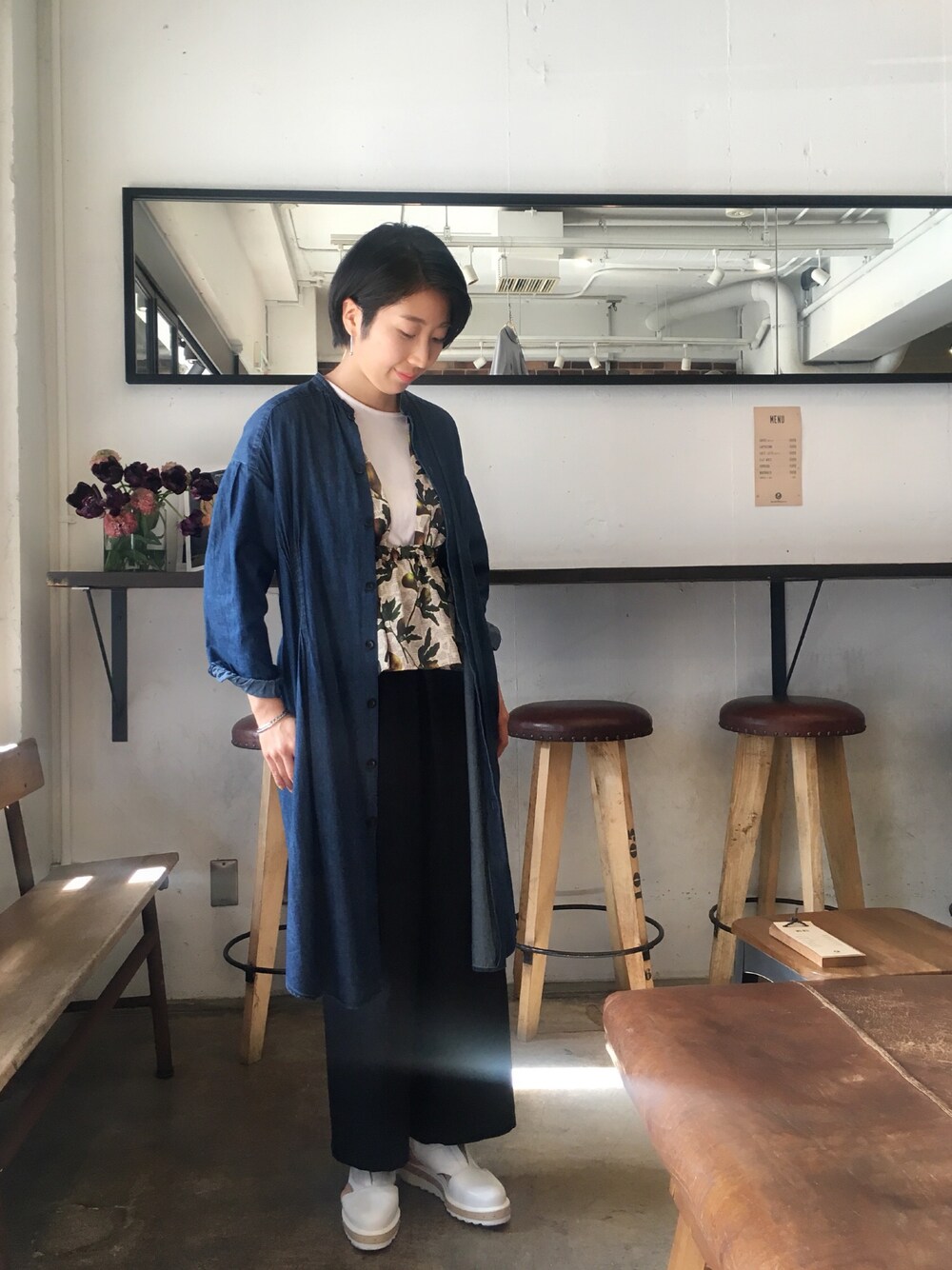 「デニムシャツ、レイヤードスタイル、休日スタイル、ワイドパンツ、サンダル、シャツワンピ、カジュアルコーデ、フルーツ柄、はるコーデ」｜「FIL DE FERのfigプリント タックブラウス（シャツ/ブラウス、ホワイト系）」を使った、kono.さん（レディース・165cm）の春コーディネートの1枚目の写真
