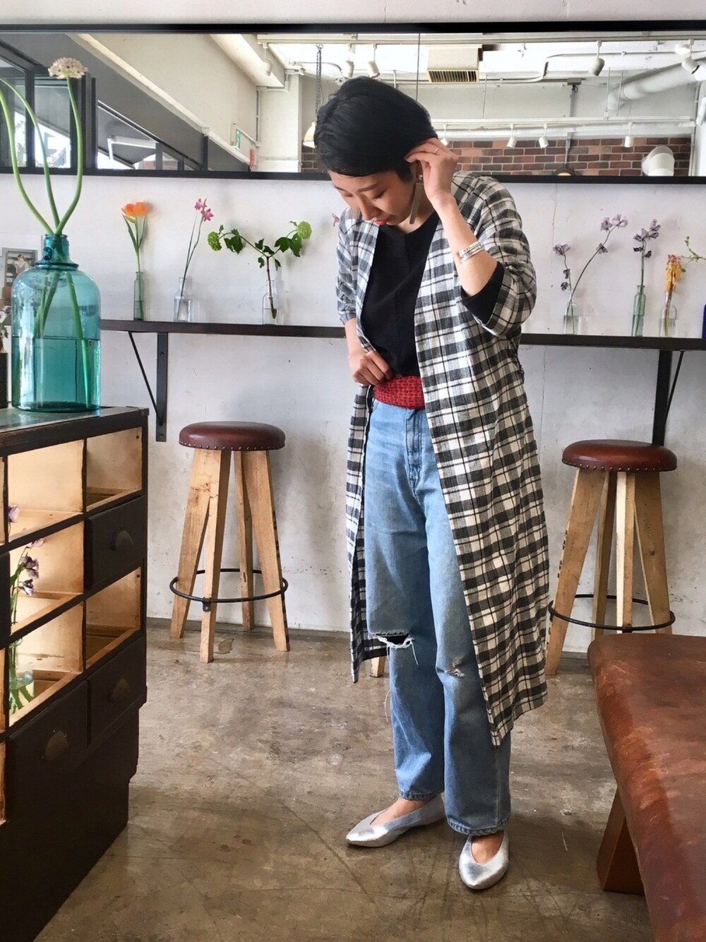 「チェック、チェックシャツ、フラットシューズ、ロングシャツ、レイヤードスタイル、ロングコート、休日スタイル、デニムパンツ、春アウター、シルバーシューズ」｜「FIL DE FERのワッシャーチェック ライトコート（その他アウター、ホワイト系）」を使った、kono.さん（レディース・165cm）の春コーディネートの1枚目の写真