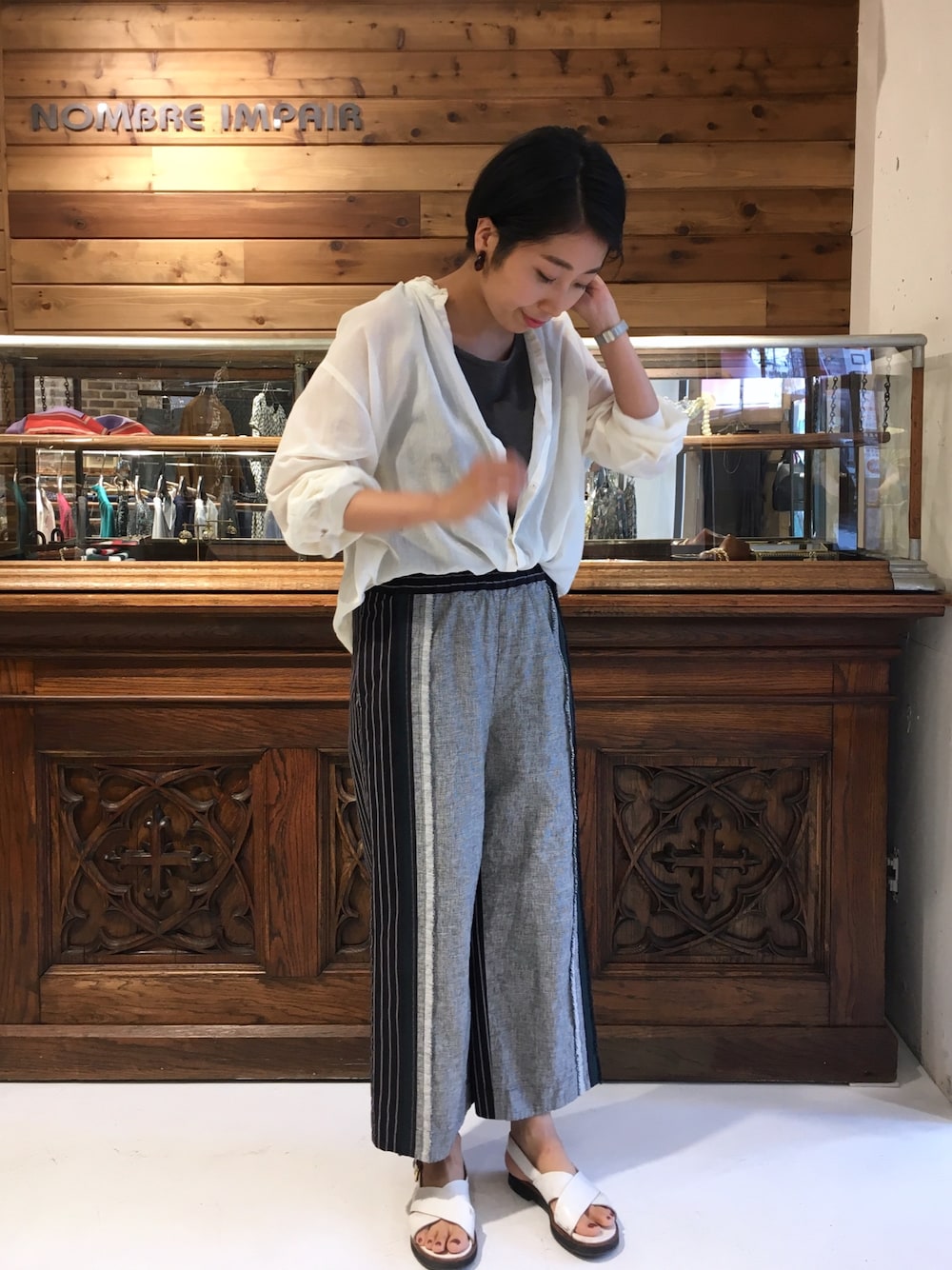 「千鳥柄、フリル、ワイドパンツ、ストライプパンツ、サンダル、シャツスタイル、ゆるコーデ、オトナカジュアル」｜「FIL DE FERのパターンコンビ イージーパンツ（その他パンツ、ブラック系）」を使った、kono.さん（レディース・165cm）の夏コーディネートの1枚目の写真