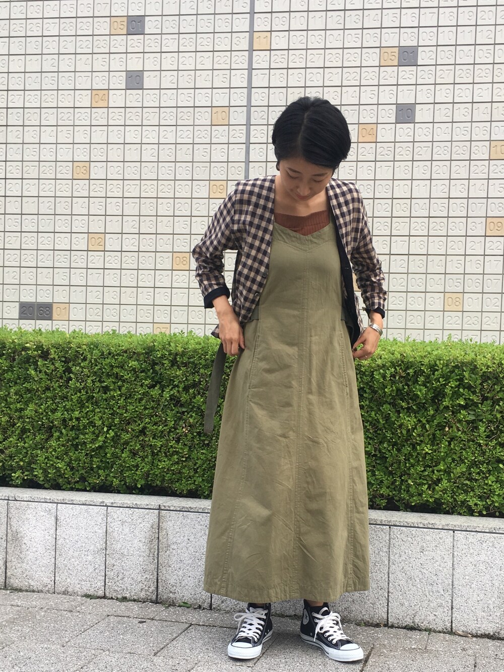 「スクエアネック(ネック)、スニーカー、ワンピース、チェックシャツ、converse、カーキ、休日コーデ、ロングワンピース、ワンピース×スニーカー」｜「FIL DE FERのコンパクトヤーンチェック 羽織ブラウス（シャツ/ブラウス、ブルー系）」を使った、kono.さん（レディース・165cm）の夏コーディネートの1枚目の写真