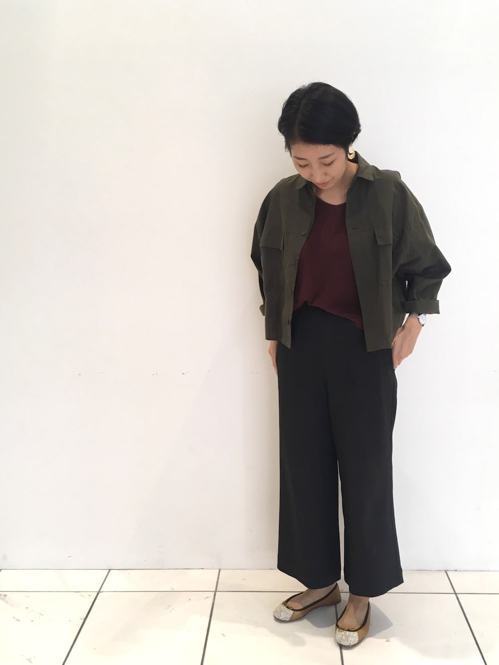 「ミリタリー、ボルドー、カーキ、ワークシャツ、ワイドパンツ、ストライプパンツ、バレエシューズ、休日コーデ、ゆるコーデ、秋コーデ」｜「FIL DE FERのリップストップ硫化染め ショートミリタリーシャツ（ミリタリージャケット、グリーン系）」を使った、kono.さん（レディース・165cm）の秋コーディネートの1枚目の写真
