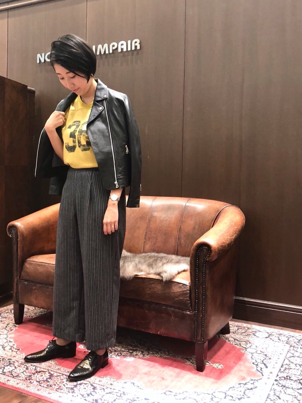 「ロゴT、ライダース、フラットシューズ、冬コーデ、レースアップシューズ、ワイドパンツ、ストライプパンツ、マスタード、メンズライク、休日コーデ」｜「NOMBRE IMPAIRの【Fabric in Italy】PENNYストライプ　タック９分丈パンツ（その他パンツ、グレー系）」を使った、kono.さん（レディース・165cm）の秋コーディネートの1枚目の写真